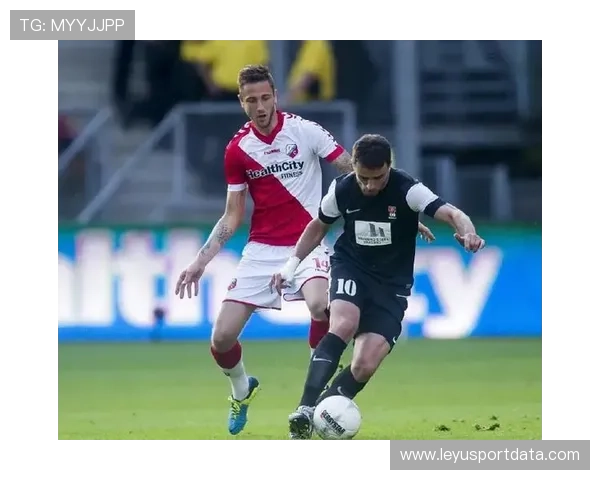 乌德勒支上半场防守稳固,顶住波尔图多次攻势 乌德勒支上半场防守稳固,顶住波尔图多次攻势