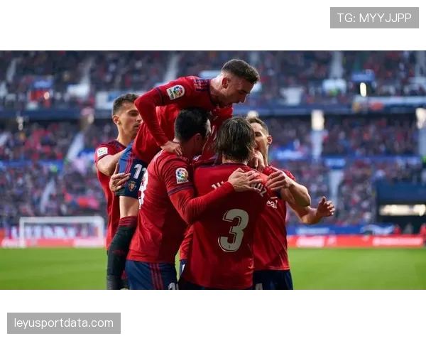 实时：奥萨苏纳对阵马略卡，比赛因球迷向场内投掷杂物中断10分钟